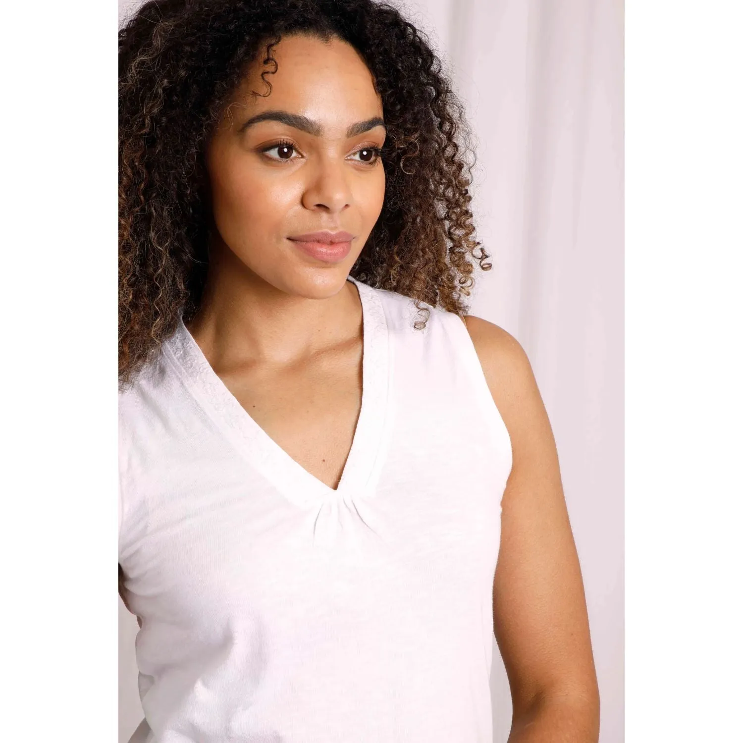 Weird Fish 8 White Arenas Outfitter Cotton Vest